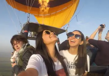 Guests in hot-air balloon Luxor
