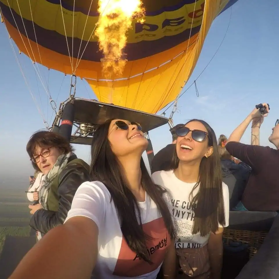 Guests in hot-air balloon Luxor